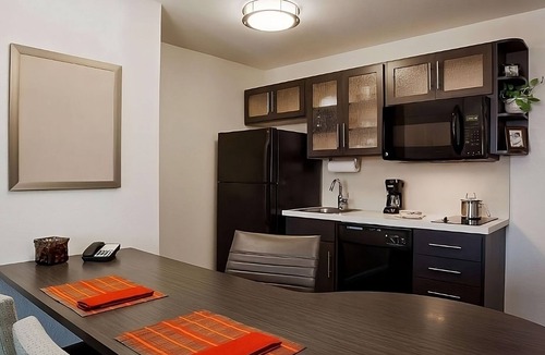 Wichita Resort | Pet-friendly Accommodation W/Fully-equipped Kitchen! FREE Parking Onsite!