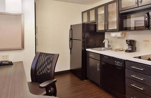 Wichita Resort | Pet-friendly Accommodation W/Fully-equipped Kitchen! FREE Parking Onsite!
