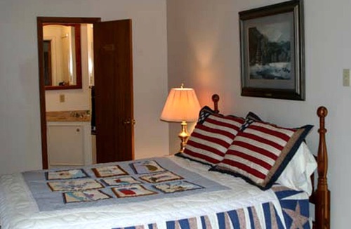 Paige Cabin | Pet-Friendly Accommodation on a Ranch in McDade, Texas