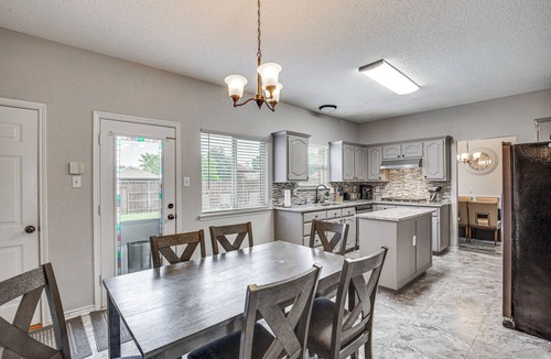 Allen House | Pet-Friendly Allen Home ~ 30 Mi to Dallas!