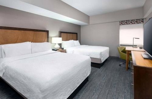 North Clayton Hotel | Pet-Friendly and Modern Room for Families Near St. Louis Zoo and Cultural Sites