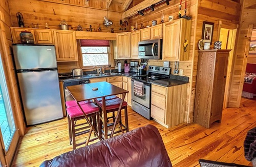 West Jefferson Cabin | Pet Friendly and Peaceful!