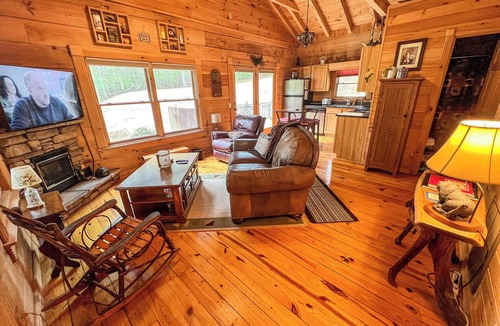 West Jefferson Cabin | Pet Friendly and Peaceful!