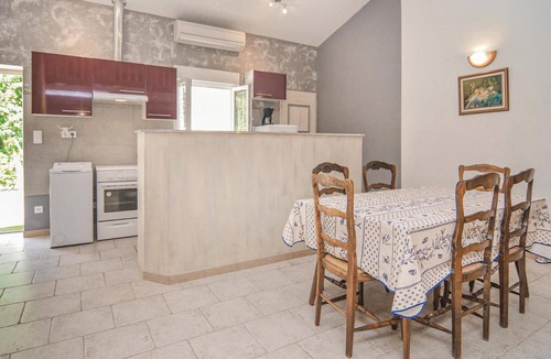 Le Sambuc Apartment | Pet friendly apartment in Le Sambuc