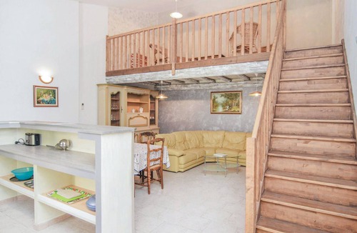 Le Sambuc Apartment | Pet friendly apartment in Le Sambuc