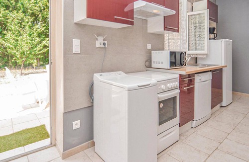 Le Sambuc Apartment | Pet friendly apartment in Le Sambuc