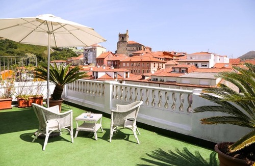 Laredo Apartment | Pet-Friendly Apartment "Ático en el centro de Laredo" with Mountain View & Terrace
