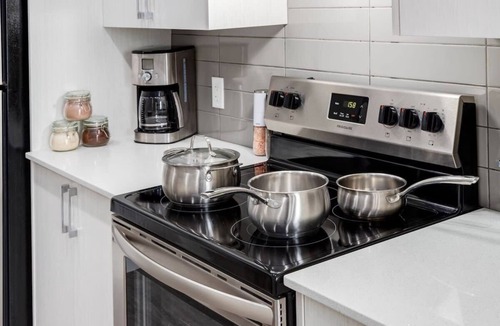 Shaganappi Apartment | Pet Friendly Apartment w/Free Underground Parking