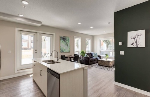 Shaganappi Apartment | Pet Friendly Apartment w/Free Underground Parking