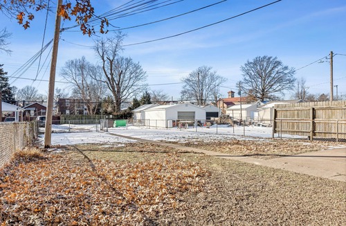 Lindenwood Park Apartment | Pet Friendly Apt with Workspace