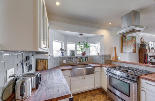 Govalle House | Pet-Friendly Austin Home w/Private Yard + Deck!
