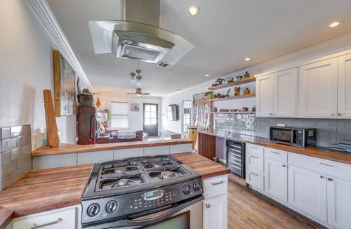 Govalle House | Pet-Friendly Austin Home w/Private Yard + Deck!
