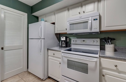 Amelia City House | Pet Friendly | Beautifully Furnished 2nd Floor SailmakerTownhome | 2.5 Minute Walk to the Beach