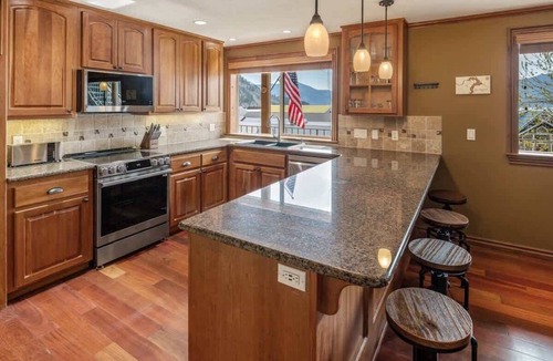 Bayview Condo | Pet Friendly Bayview Condo | Stay monthly & longer