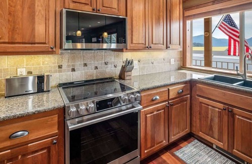Bayview Condo | Pet Friendly Bayview Condo | Stay monthly & longer