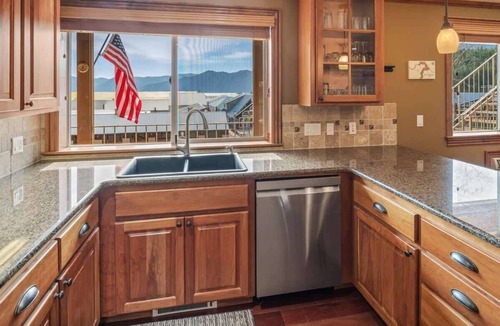 Bayview Condo | Pet Friendly Bayview Condo | Stay monthly & longer