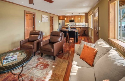 Bayview Condo | Pet Friendly Bayview Condo | Stay monthly & longer