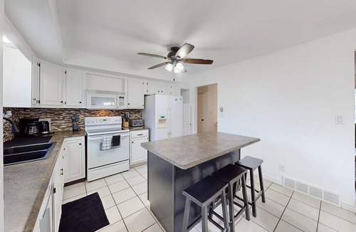 Port Franks Cottage | Pet Friendly Beach House with Games Room + Hot tub