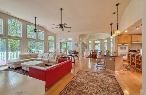 Bay Ridge House | PET FRIENDLY-BEAUTIFUL APPOINTED HOME WITH BAY VIEWS AND PRIVATE COMMUNITY BEACH
