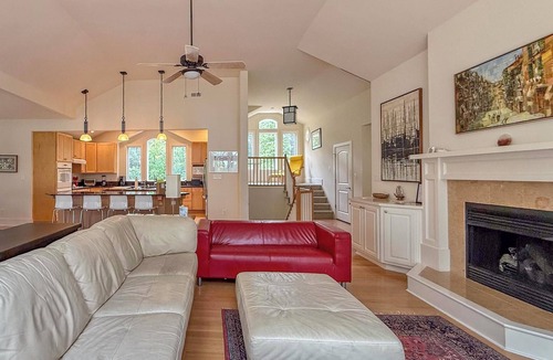 Bay Ridge House | PET FRIENDLY-BEAUTIFUL APPOINTED HOME WITH BAY VIEWS AND PRIVATE COMMUNITY BEACH