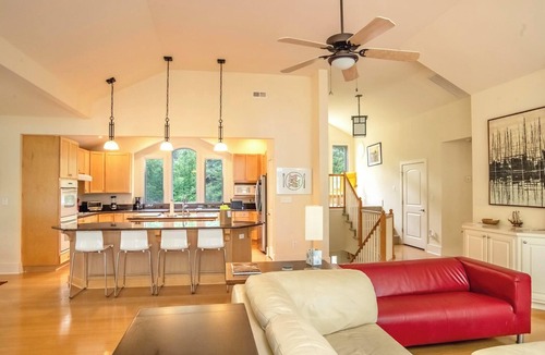 Bay Ridge House | PET FRIENDLY-BEAUTIFUL APPOINTED HOME WITH BAY VIEWS AND PRIVATE COMMUNITY BEACH