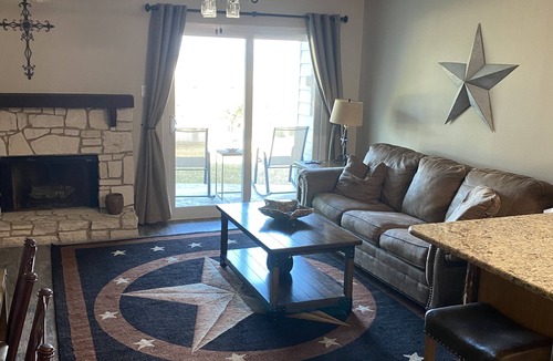 Canyon Lake Condo | Pet friendly beautiful sunset view