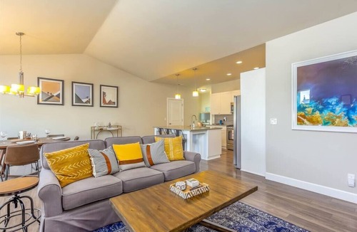 Old Farm District House | Pet-Friendly Bend Escape with Cozy Fireplace