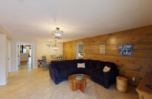 Kimberling City Cabin | Pet-Friendly Big Bear Cabin 1 - Sleeps 19