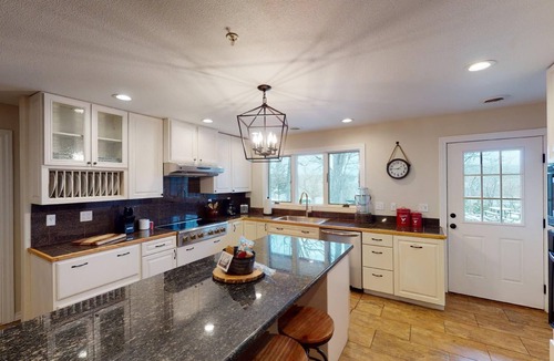 Kimberling City Cabin | Pet-Friendly Big Bear Cabin 1 - Sleeps 19