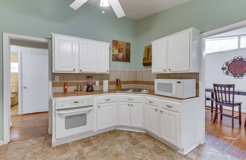 Crestline Heights Cottage | Pet-Friendly Birmingham Cottage w/Private Hot Tub