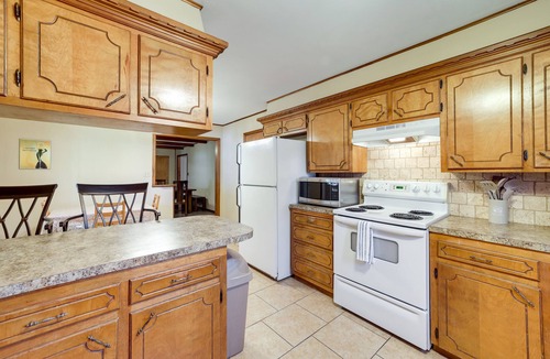 Bixby House | Pet-Friendly Bixby Getaway with Deck!