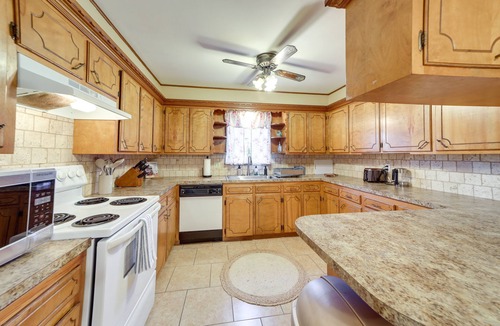 Bixby House | Pet-Friendly Bixby Getaway with Deck!