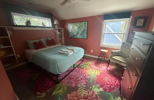 Claremont Apartment | Pet friendly Blue Oasis for 8