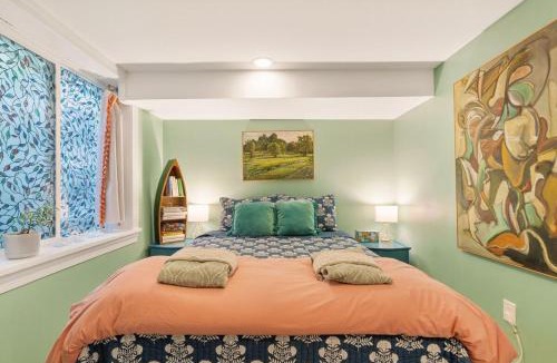 Claremont Apartment | Pet friendly Blue Oasis for 8