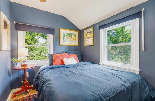 Claremont Apartment | Pet friendly Blue Oasis for 8