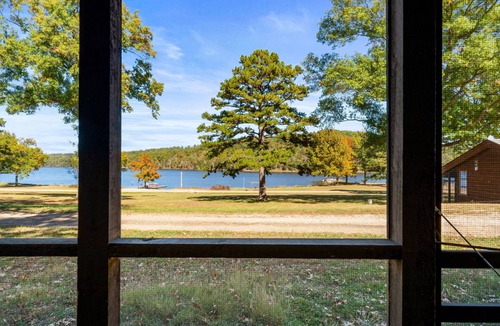 Potosi Cabin | Pet-Friendly Bluff Cabin by Sunnen Lake