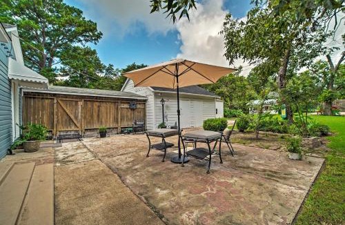 Brenham House | Pet-Friendly Brenham Cottage with Yard!