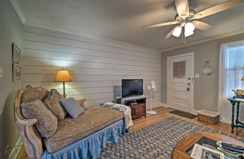 Brenham House | Pet-Friendly Brenham Cottage with Yard!