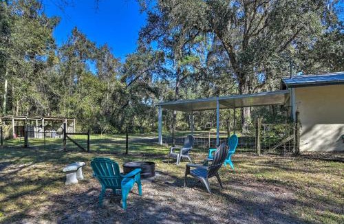 Brooksville House | Pet-Friendly Brooksville Cottage w/Fire Pit!