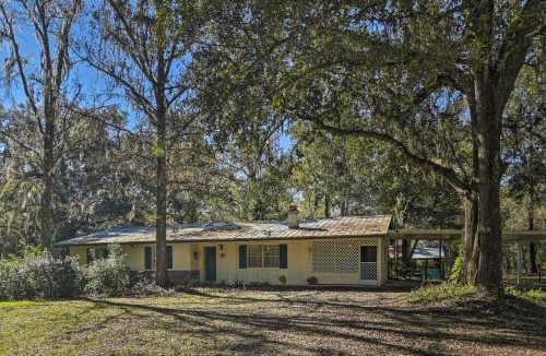 Brooksville House | Pet-Friendly Brooksville Cottage w/Fire Pit!