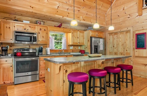 Hendersonville Cabin | Pet-Friendly Cabin w/Hot Tub & Ensuites