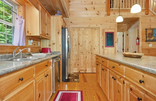 Hendersonville Cabin | Pet-Friendly Cabin w/Hot Tub & Ensuites