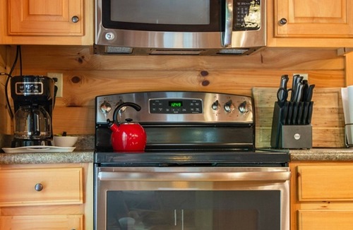 Hendersonville Cabin | Pet-Friendly Cabin w/Hot Tub & Ensuites
