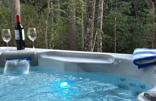 Hendersonville Cabin | Pet-Friendly Cabin w/Hot Tub & Ensuites