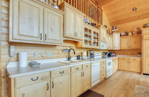 Mammoth Creek Cabin | Pet-Friendly Cabin < 1 Mi to Panguitch Lake!