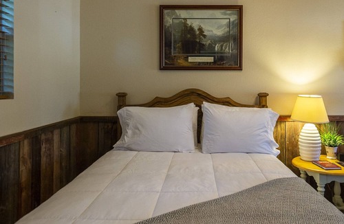 Waco House | Pet Friendly Cabin 4 - 15 minutes from Magnolia and Baylor