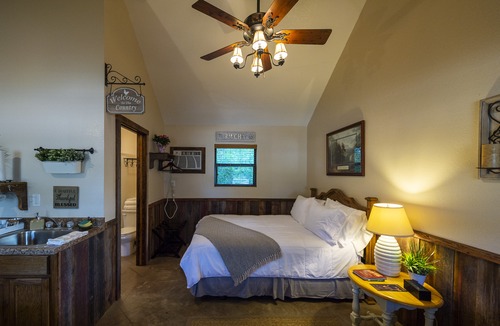 Waco Hotel | Pet Friendly Cabin 4 - 15 Minutes from Magnolia and Baylor