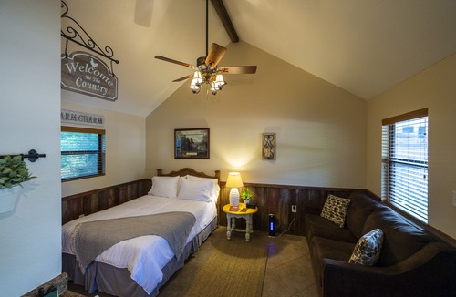 Waco Hotel | Pet Friendly Cabin 4 - 15 Minutes from Magnolia and Baylor