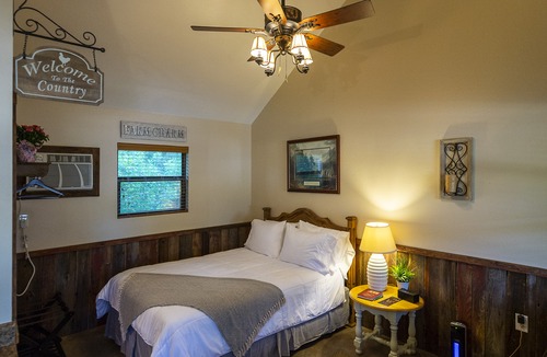 Waco Hotel | Pet Friendly Cabin 4 - 15 Minutes from Magnolia and Baylor