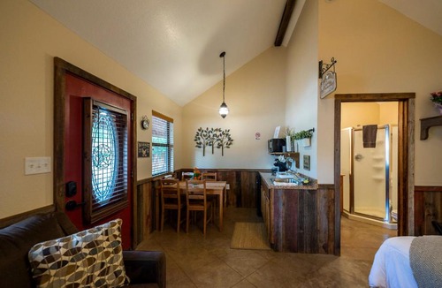 Waco Ski Chalet | Pet Friendly Cabin 4 - 15 minutes from Magnolia and Baylor